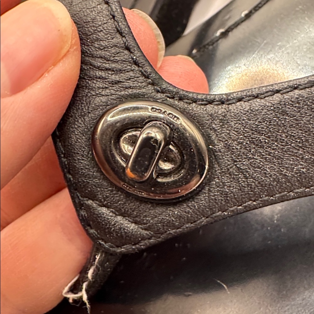 Coach Shelly Black Leather Thong Sandals Turnlock Charm Flip Flops Size 7.5B - Picture 4 of 10
